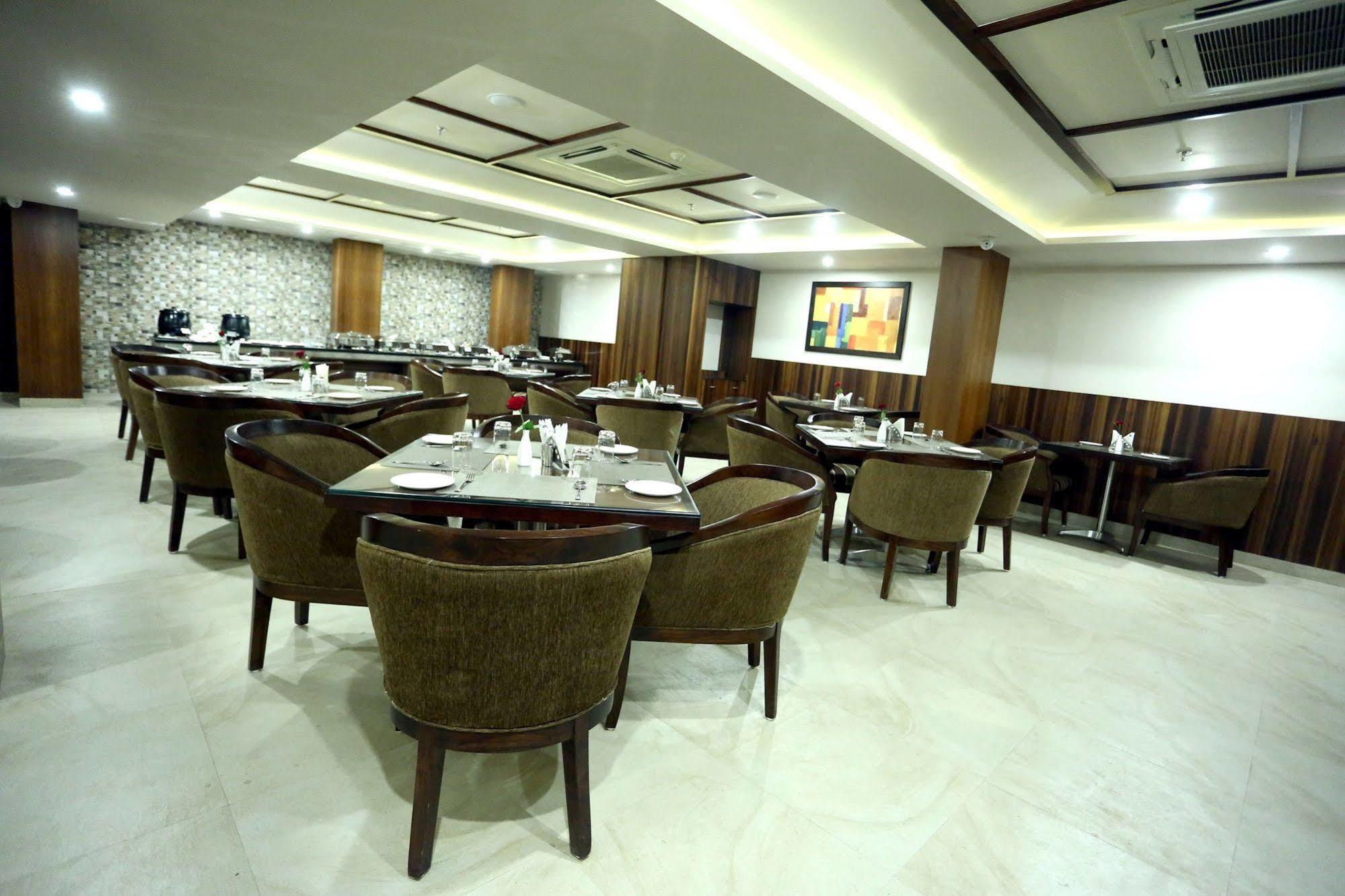 Hotel Solitaire Rāipur Zewnętrze zdjęcie