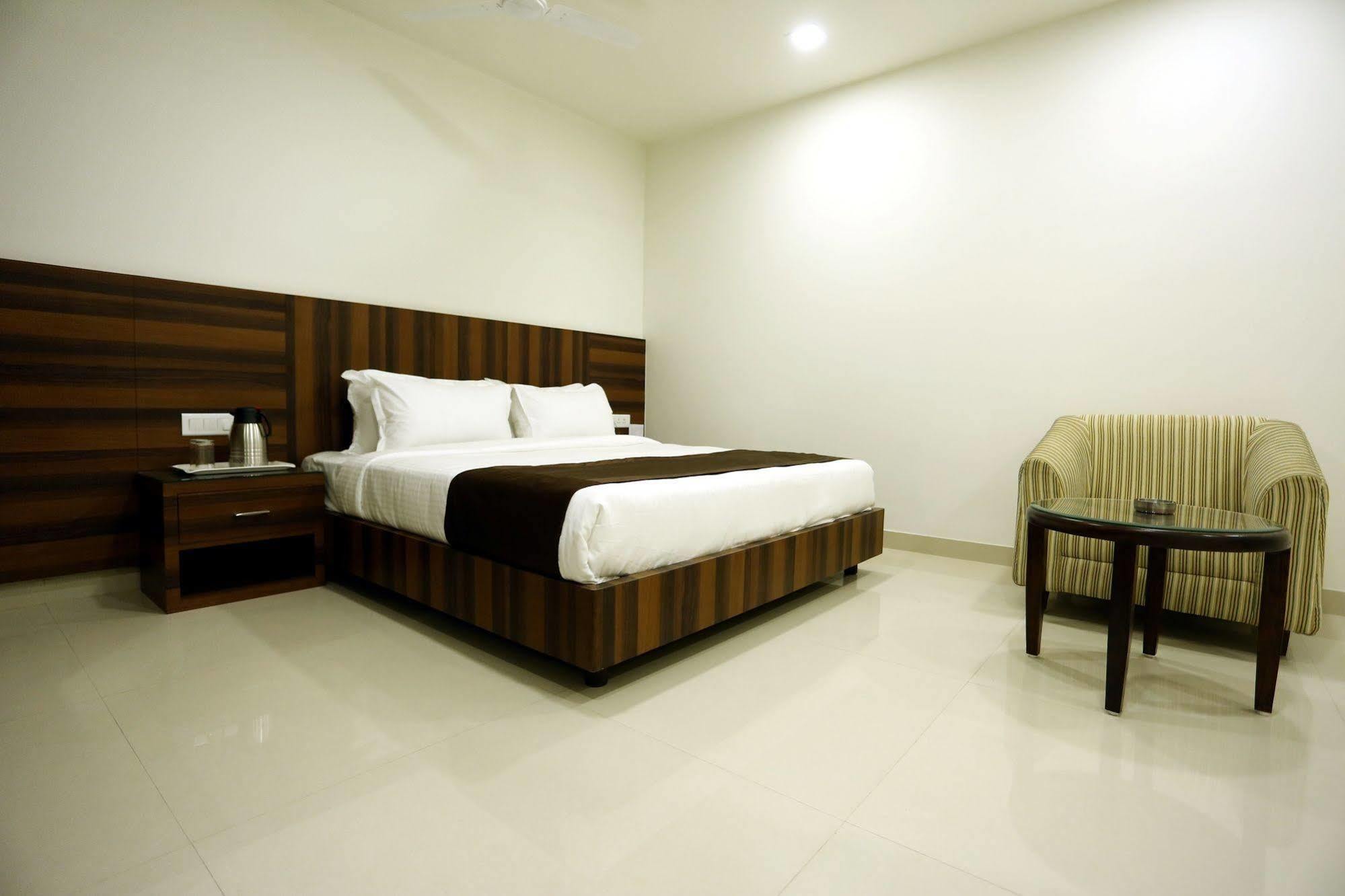 Hotel Solitaire Rāipur Zewnętrze zdjęcie