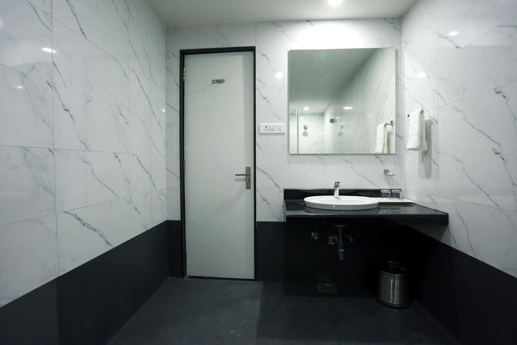 Hotel Solitaire Rāipur Zewnętrze zdjęcie