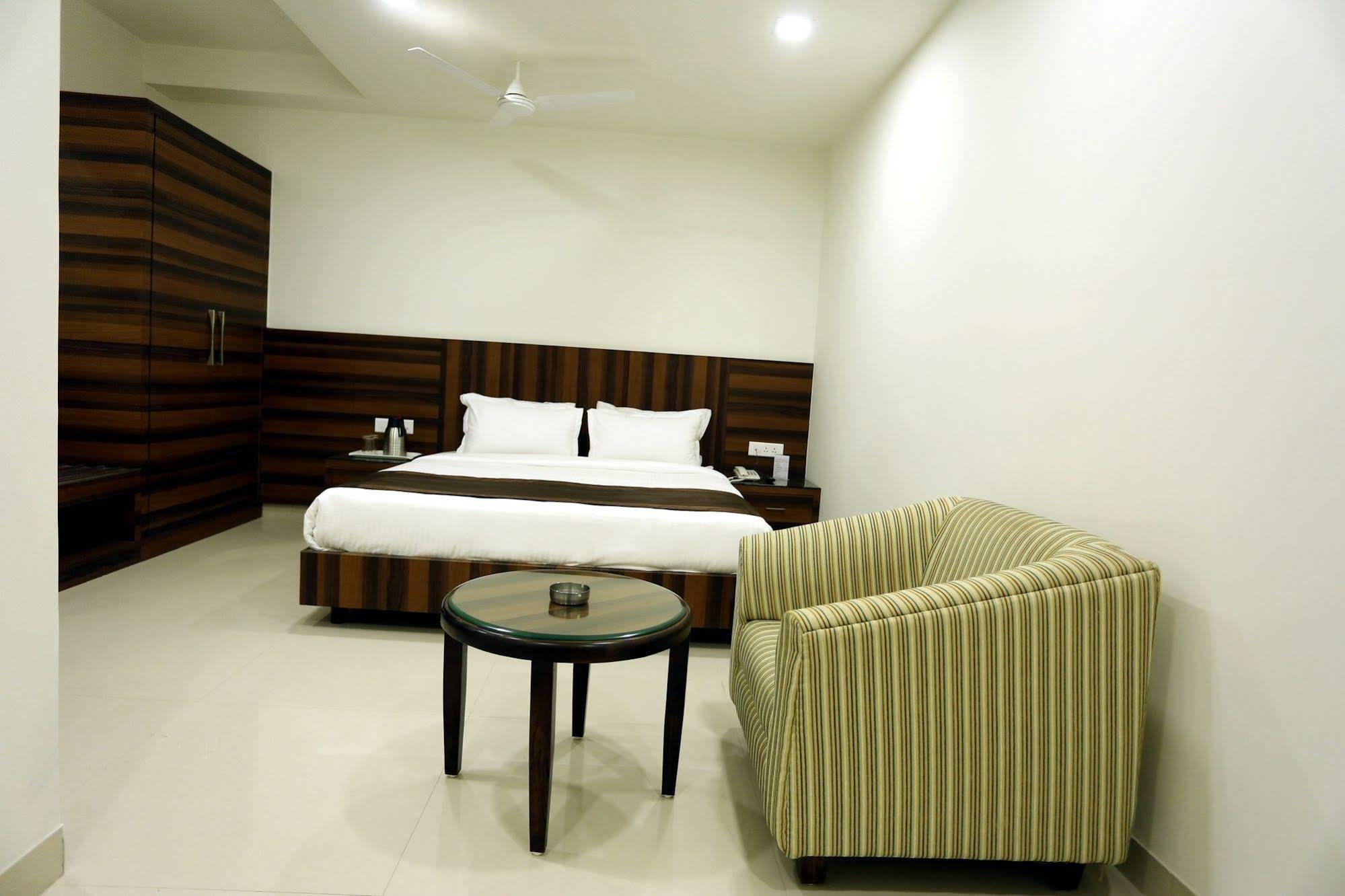 Hotel Solitaire Rāipur Zewnętrze zdjęcie